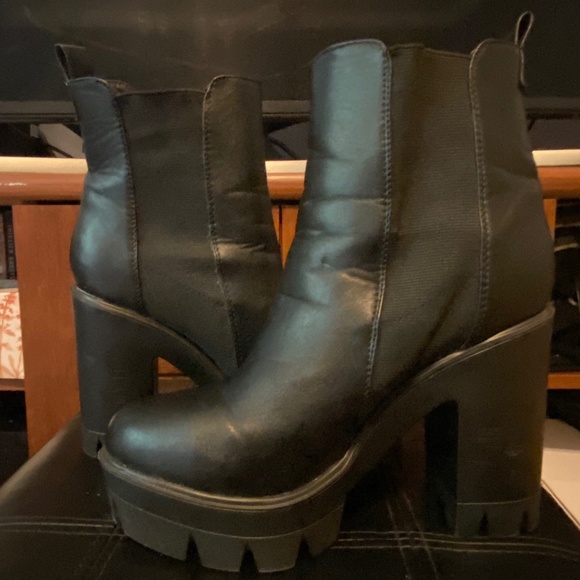 Shoes - Picture 1 of 3